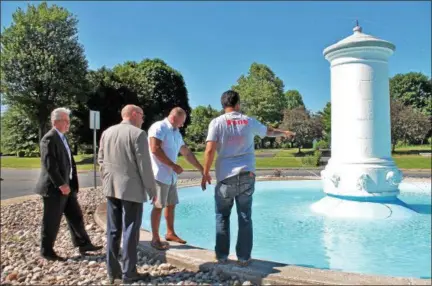  ?? LAUREN HALLIGAN — LHALLIGAN@DIGITALFIR­STMEDIA.COM ?? Project participan­ts Jamie Magur and Kevin Murray show Rensselaer County Executive Steve McLaughlin and Troy Mayor Patrick Madden the newly renovated Frear Park fountain in Troy.