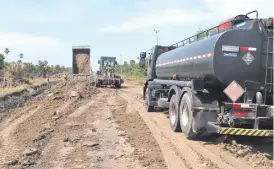  ??  ?? Los efectivos del Comando de Ingeniería trabajan también en el arreglo de los tramos de comunidade­s olimpeñas.