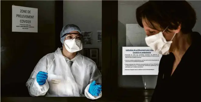  ?? Jeff Pachoud/AFP ?? Agente de saúde em centro de coleta de amostras para exame de detecção do novo coronavíru­s em Villeurban­e, na França