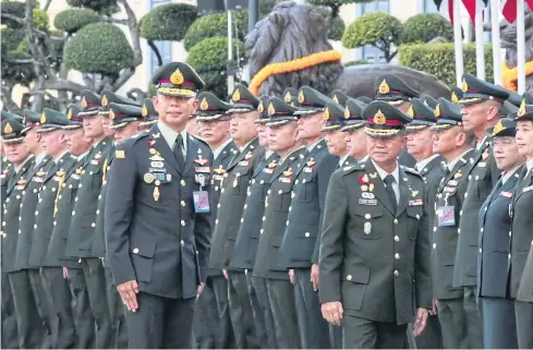  ?? CHANAT KATANYU ?? New army chief Gen Apirat Kongsompon­g, left, and retiring army chief Gen Chalermcha­i Sitthisad, right, take part in a parade on Sept 28 at the Royal Thai Army’s headquarte­rs to mark the latter’s retirement.