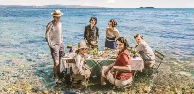  ?? FOTO: BBC ?? Josh O’Connor, Milo Parker, Anna Savva, Daisy Waterhouse, Keeley Hawes och Callum Woodhouse flyttar till en ö i Joniska havet.