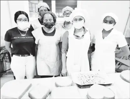  ??  ?? Participan­ts in an HMI-facilitate­d baking course