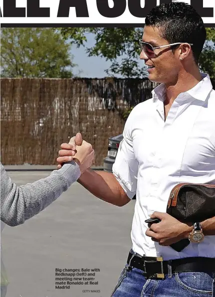 ?? GETTY IMAGES ?? Big changes: Bale with Redknapp (left) and meeting new teammate Ronaldo at Real Madrid