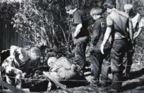  ??  ?? Agenti di polizia scavano nel giardino della villa di Charlotte Street: qui furono ritrovati numerosi resti umani. Berdella fu soprannomi­nato il "Macellaio di Kansas City"