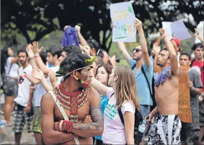  ?? REUTERS ?? Reivindica­cions. Al marge de les protestes per la declaració pactada, es poden sentir altres reivindica­cions, com la de la fotografia, a favor de la legalitzac­ió de la marihuana