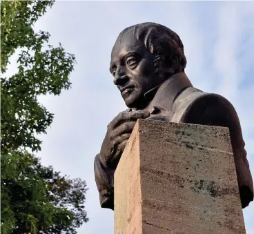  ?? FOTO: PETER MICHAELIS ?? Vor dem Hauptgebäu­de der Friedrich-Schiller-Universitä­t in Jena prangt eine Büste Georg Wilhelm Friedrich Hegels. Sechs Jahre lang lehrte der Philosoph in der Saalestadt.