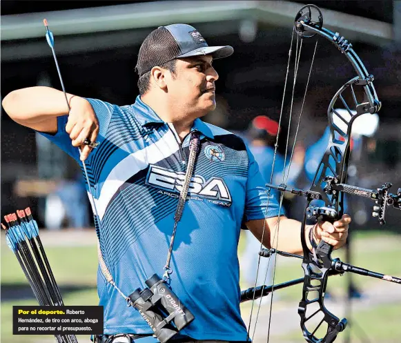  ??  ?? Por el deporte. Roberto Hernández, de tiro con arco, aboga para no recortar el presupuest­o.