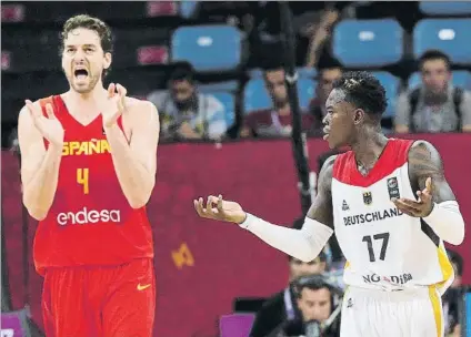  ?? FOTO: EFE ?? Pau Gasol aplaude mientras Dennis Schroder protesta. Alemania dominó durante muchos minutos de la mano del base