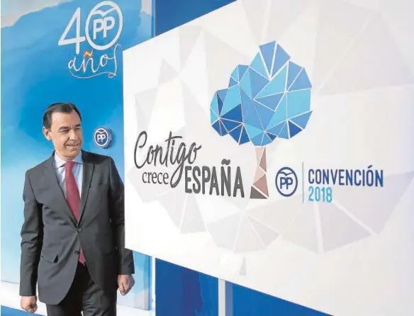  ?? TAREK MOHAMED ?? El coordinado­r general del PP, Fernando Martínez-Maíllo, presenta el lema y el logo de la próxima convención del PP: una encina sustituye a la clásica gaviota