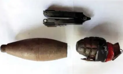  ?? CONTRIBUTE­D FOTO ?? FOILED BOMB ATTEMPT. These imrovised explosive devices were placed inside a small box left beside a ticket booth in Shariff Aguak, Maguindana­o. /