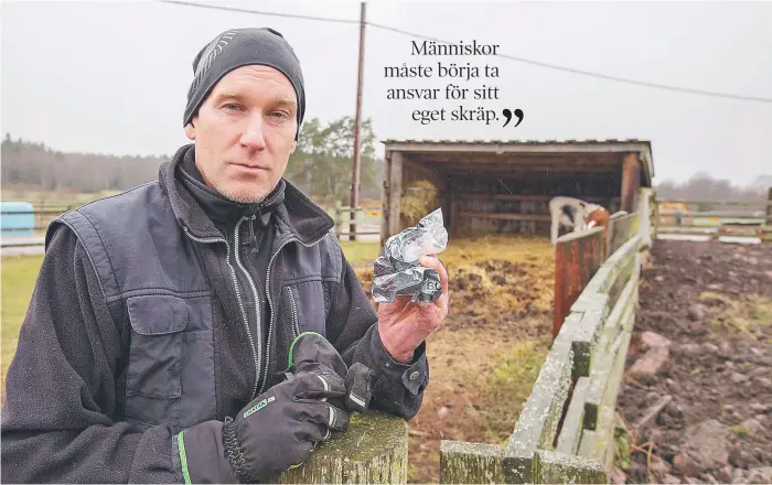  ?? FOTO:MICHAEL FOLMER ?? SKRÄP. Nedskräpni­ng på och runt Bögs gård påverkar djuren. Nyligen dog en av gårdens kavlar när en plastpåse fastnade i halsen på den, berättar Anders Ström.