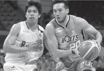  ?? PBA PHOTO ?? Meralco Bolts' Jared Dillinger goes hard to the basket against Don Trollano of Rain or Shine Elasto Painters during their game last night.