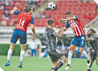  ??  ?? Pese a la victoria ante los Tuzos del Pachuca, le dieron las gracias al Vuce.