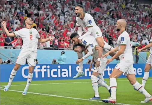  ?? ?? Los jugadores de Marruecos celebran el primer gol del partido, obra de Ziyech.