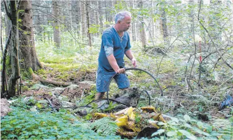  ?? FOTOS: BARBARA SOHLER ?? Alexander Teise ist sauer: Mitten im Wald hat er eine illegale Müllkippe entdeckt.