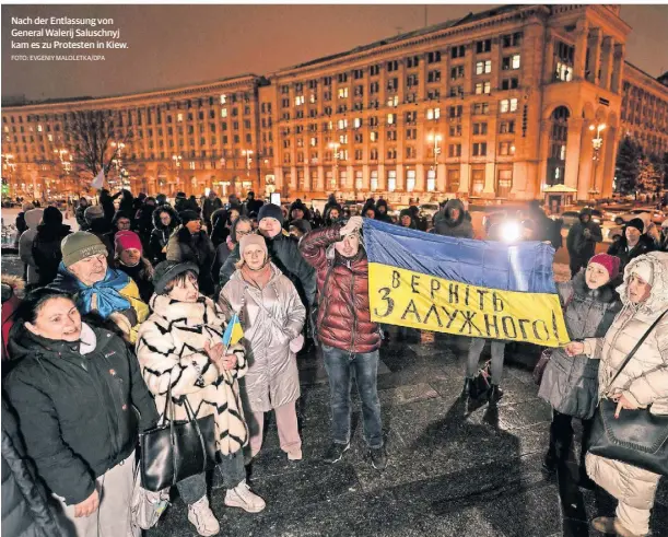  ?? FOTO: EVGENIY MALOLETKA/DPA ?? Nach der Entlassung von General Walerij Saluschnyj kam es zu Protesten in Kiew.