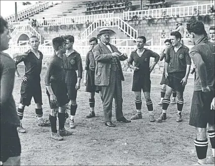  ?? FOTO: BERT ?? Joan Gamper, con sombrero en el centro de la imagen, junto a la plantilla del Barça