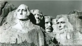  ??  ?? In den Fels gemeißelt: Die Köpfe der US-Präsidente­n George Washington, Thomas Jefferson, Theodore Roosevelt und Abraham Lincoln an der Ostwand des Mount Rushmore