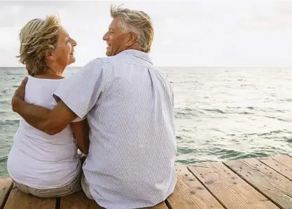  ??  ?? Den Ruhestand am Meer genießen – viele Rentner träumen davon. Die gute Nachricht: Wer tatsächlic­h umzieht, bekommt seine Rente in der Regel ins Ausland überwiesen. Foto: Jan de Kelder