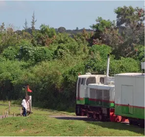  ??  ?? LEFT: Lyd No 2 passing La Vallee level crossing.