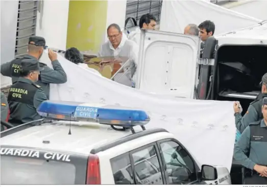  ?? JUAN CARLOS MUÑOZ ?? La Guardia Civil saca el cadáver de Anabel Deza de su casa de La Rinconada.