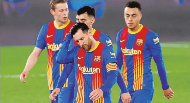  ?? EFE ?? Los jugadores del Barcelona, encabezado­s por Messi, cabizbajos al término de la primera parte