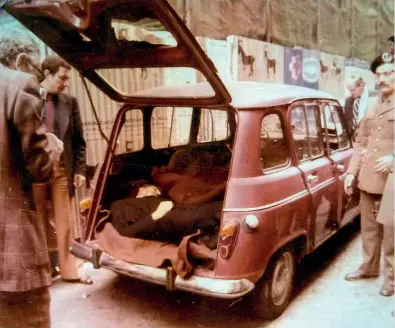  ??  ?? Il ritrovamen­to del cadavere di Moro nell’auto parcheggia­ta in via Caetani il 9 maggio 1978