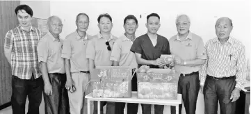  ??  ?? Liu Sin (right) presenting angpao to one of the staff at Mawar Hemodialys­is center while others look on.