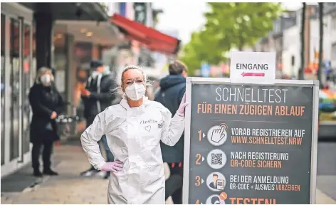  ?? FOTO: LARS FRÖHLICH ?? Im Testzentru­m an der Hohen Straße kostet jetzt jeder Corona-test zehn Euro. Die meisten müssen ihn selbst bezahlen.