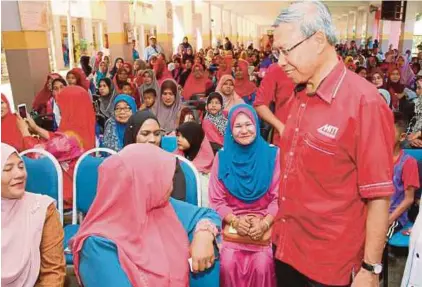  ?? [FOTO NIK ABDULLAH NIK OMAR/BH] ?? Mustapa beramah mesra dengan hadirin pada Program Semarak Bahasa sempena Bulan Bahasa Kebangsaan 2017 Peringkat Negeri Kelantan di Sekolah Kebangsaan Pulau Beluru, semalam.