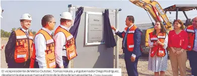  ?? Fotos: Especiales ?? El vicepresid­ente de Metso Outotec, Tomas Hakala, y el gobernador Diego Rodríguez, develaron la placa que marca el inicio de la obra de la nueva planta. /