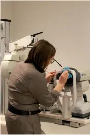  ??  ?? Il est nécessaire de désinfecte­r les machines avant de commencer l’examen de la vue.