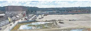  ??  ?? Blick aus dem Wohnzimmer: Links das Neubaugebi­et „Hey“, in der Mitte die aktuell als Park&Ride-Parkplatz genutzte Fläche des Glasmacher­viertels, hinten der Alte Bahnhof und die S-Bahnlinie.