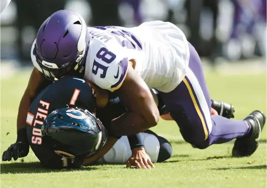  ?? CHRIS SWEDA/CHICAGO TRIBUNE ?? Vikings linebacker D.J. Wonnum sacks Bears quarterbac­k Justin Fields on Oct. 15 at Soldier Field.