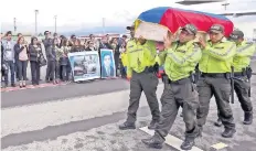  ??  ?? Miembros de la Policía Nacional de Ecuador trasladan el féretro de uno de los periodista­s asesinados por disidentes de las FARC.