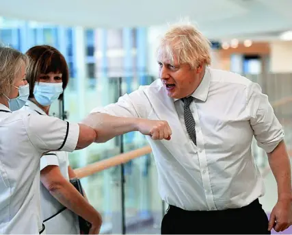  ?? AP ?? El «premier» británico, Boris Johnson, visitó ayer un hospital en el norte de Inglaterra