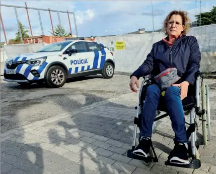  ?? ?? Maria Vaz desloca-se em cadeira de rodas e precisa de ajuda para conseguir entrar na escola