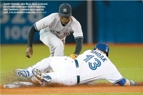  ??  ?? Justin Smoak, des Blue Jays, a réussi un double sans que Didi Gregorius, des Yankees, y puisse quoi que ce soit, à la première manche.