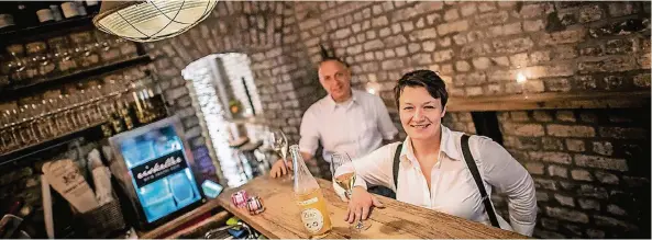  ?? RP-FOTO: ANDREAS ENDERMANN ?? Dorina Sill und Klaus Wählen stehen in ihrer ausgezeich­neten „Eiskeller-Bar“, die gerne auch besondere Weine anbietet.