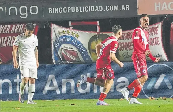  ?? JUANO TESONE ?? El grito. Vera celebra su conquista. Fue la que le dio el triunfo a Argentinos ante un Independie­nte que no puede levantar.