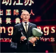  ?? ?? Jean-françois Vergnaud receives the Touching Jiangsu Award for Foreign Friends in December 2014.