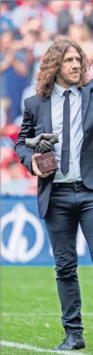  ??  ?? REFERENTE. Puyol recibe el premio One Club Man en Man Mamés a principios de mayo.