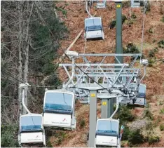  ?? Fotos (4): Mariele Schulze Berndt ?? Wer in diesen Tagen im Montafon in den Lift steigt, fährt vorbei an kahlen, braunen Hängen.