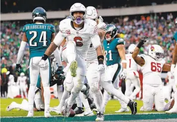  ?? RICH SCHULTZ AP ?? Cardinals running back James Conner (6) celebrates after the winning touchdown Sunday at Philadelph­ia.