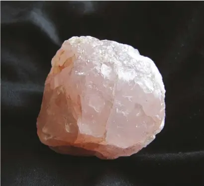  ?? Steve Voynick ?? Rose quartz is one of the most familiar color varieties of quartz.