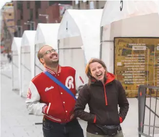  ?? PEDRO RUIZ LE DEVOIR ?? Annie Roy, de l’ATSA, et Moyad Almarzoki invitent les citoyens de tous les horizons à venir partager leurs expérience­s de vie lors de l’événement Cuisine ta ville, sur l’esplanade de la Place des Arts.