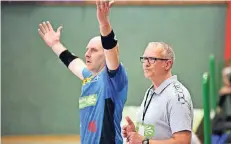  ?? RP-FOTO: DIETRICH JANICKI ?? Kim Neuenhofen an seiner alten Wirkungsst­ätte und Trainer Jürgen Tiedermann (rechts) sahen, wie ME-Sport am Ende die Luft weg blieb.