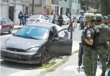  ??  ?? Elementos de la Guardia Nacional acudieron a la colonia Ermita Zaragoza, en Iztapalapa, donde ayer fue asesinada a tiros a una persona en un auto.