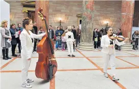  ??  ?? Alma und der Chorus sine nomine am Nationalfe­iertag in der Säulenhall­e des Parlaments als Teil des Projekts „Im Herzen der Demokratie“.