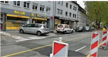  ?? FOTO: BECKERBRED­EL ?? Die Geschäftsl­eute fürchten weniger Kunden durch den Verlust von Parkplätze­n in der Vorstadtst­raße.